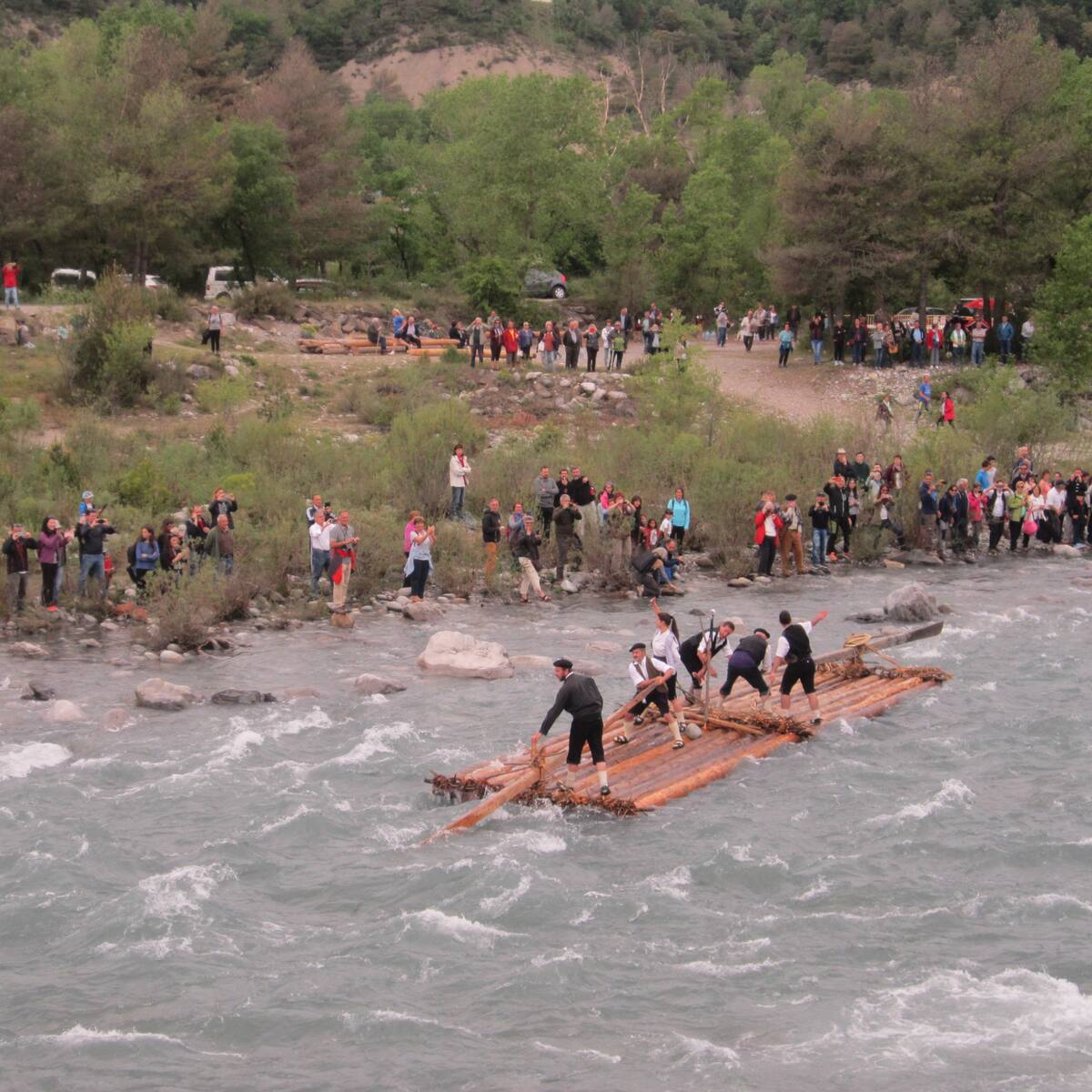 Las nabatas surcan las aguas del río Cinca