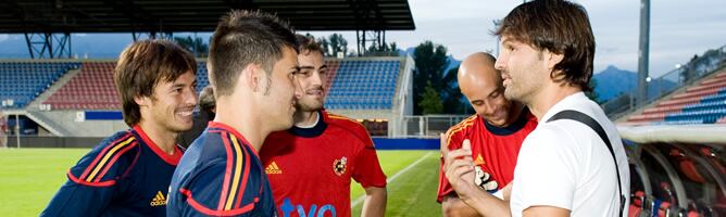 Varios jugadores despachan con Fernando Morientes durante un entrenamiento