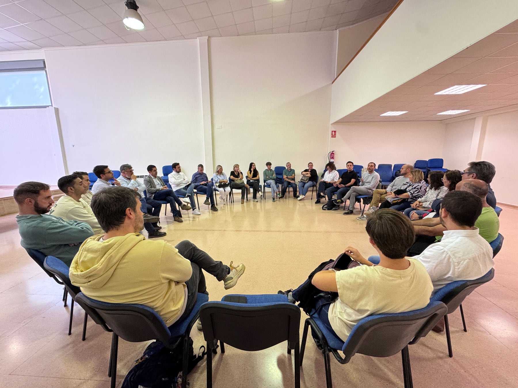 Imagen de la reunión que ha tenido lugar en Muro