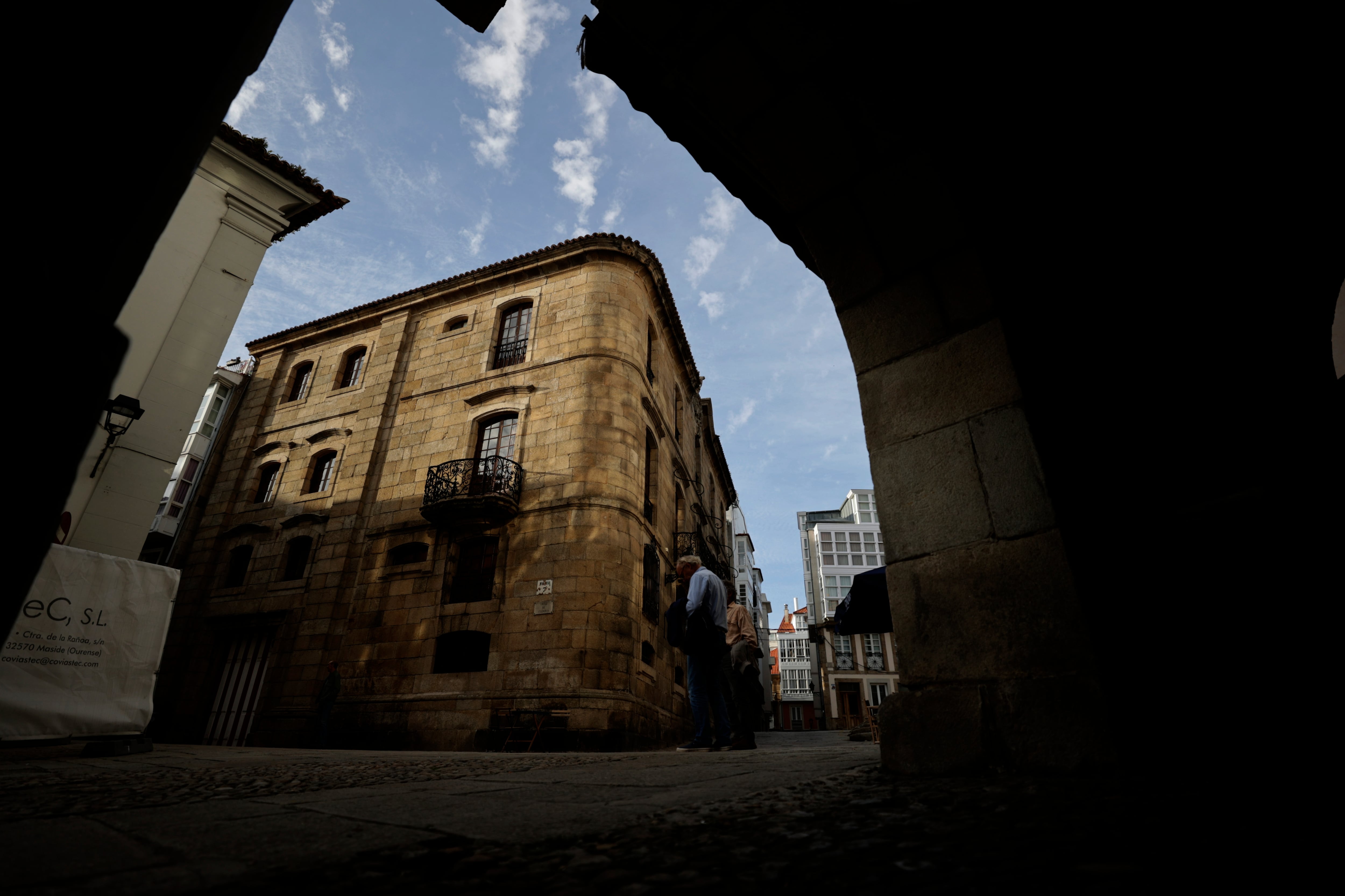 A CORUÑA, 27/04/2023.- El Consello de la Xunta ha declarado este jueves Bien de Interés Cultural (BIC) la Casa Cornide (en la imagen), un inmueble en manos de la familia Franco en el casco histórico de A Coruña, y al que tras esta declaración deberán permitir visitas públicas gratuitas al menos cuatro días al mes. EFE/Cabalar
