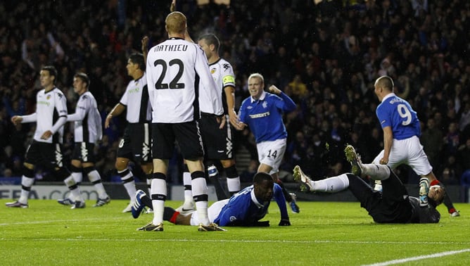 Los jugadores del equipo protestante de Glasgow celebran el primer gol