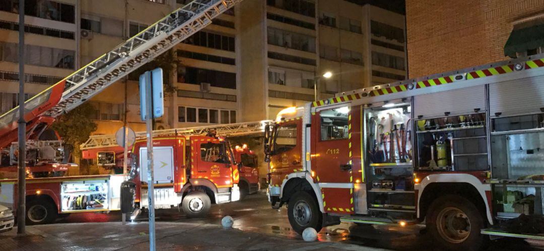 Varios camiones de bomberos trabajando en la zona