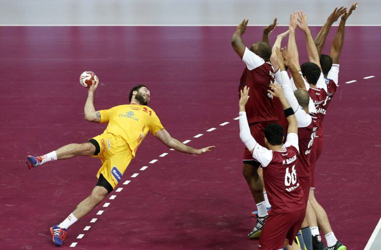 BAL01. DOHA (CATAR), 21/01/2015.- El jugador de la selección española de balonmano, Joan Canellas (izda), se dispone a lanzar hacia la portería de Catar, durante el partido del grupo A del Mundial de balonmano de Catar disputado en el pabellón deportivo L