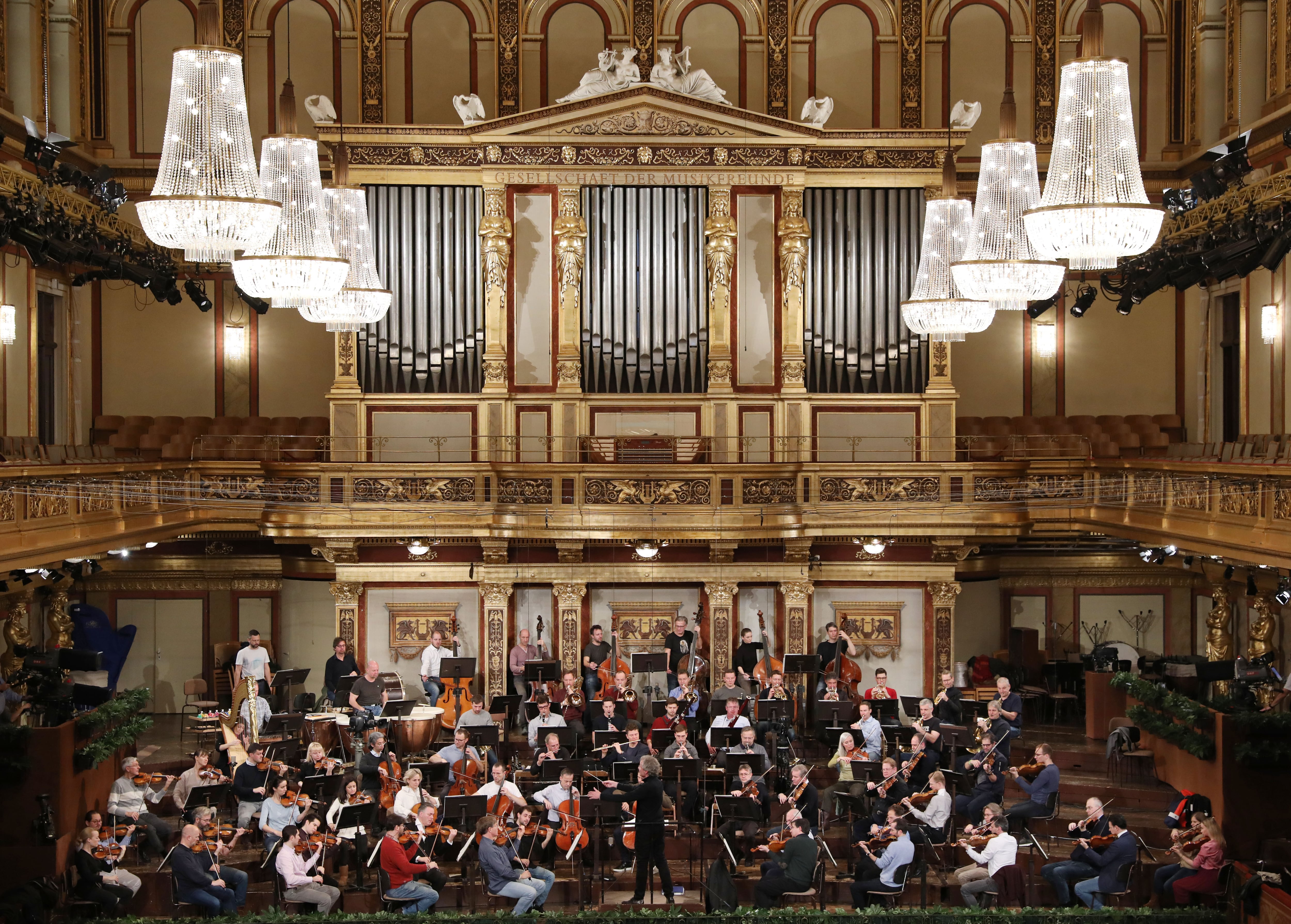 La Orquesta Filarmónica de Viena durante un ensayo este jueves, antes del Concierto de Año Nuevo, que dirigirá el próximo 1 de enero el austríaco Franz Welser-Möst. EFE/ Dieter Nagl / Wiener Philharmoniker SOLO USO EDITORIAL/ SOLO USO PERMITIDO PARA ILUSTRAR LA NOTICIA QUE ACOMPAÑA/ (CRÉDITO OBLIGATORIO)