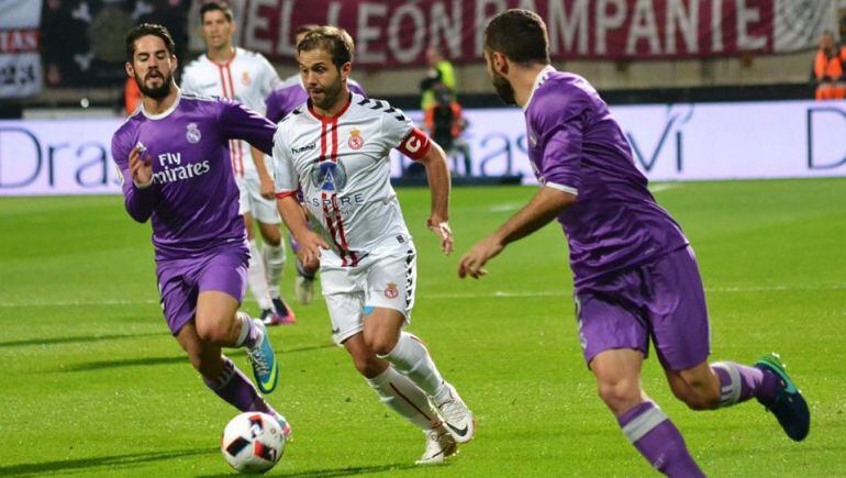 Martínez conduce el balón en su último partido contra el Real Madrid