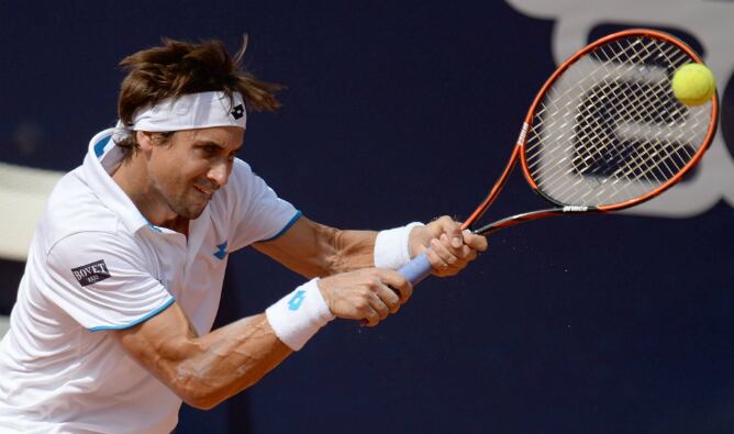 David Ferrer golpea a la pelota en la final de Hamburgo