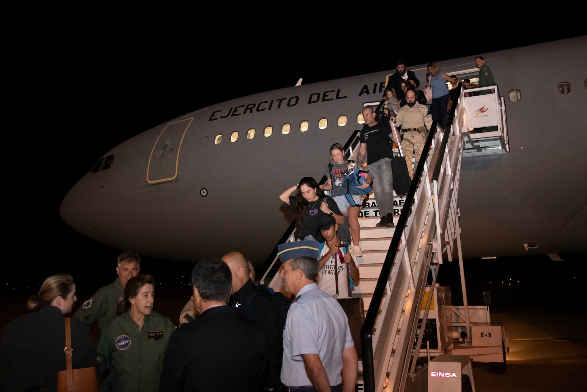 Españoles que han regresado hoy de Israel bajando el avión del Ejército del Aire