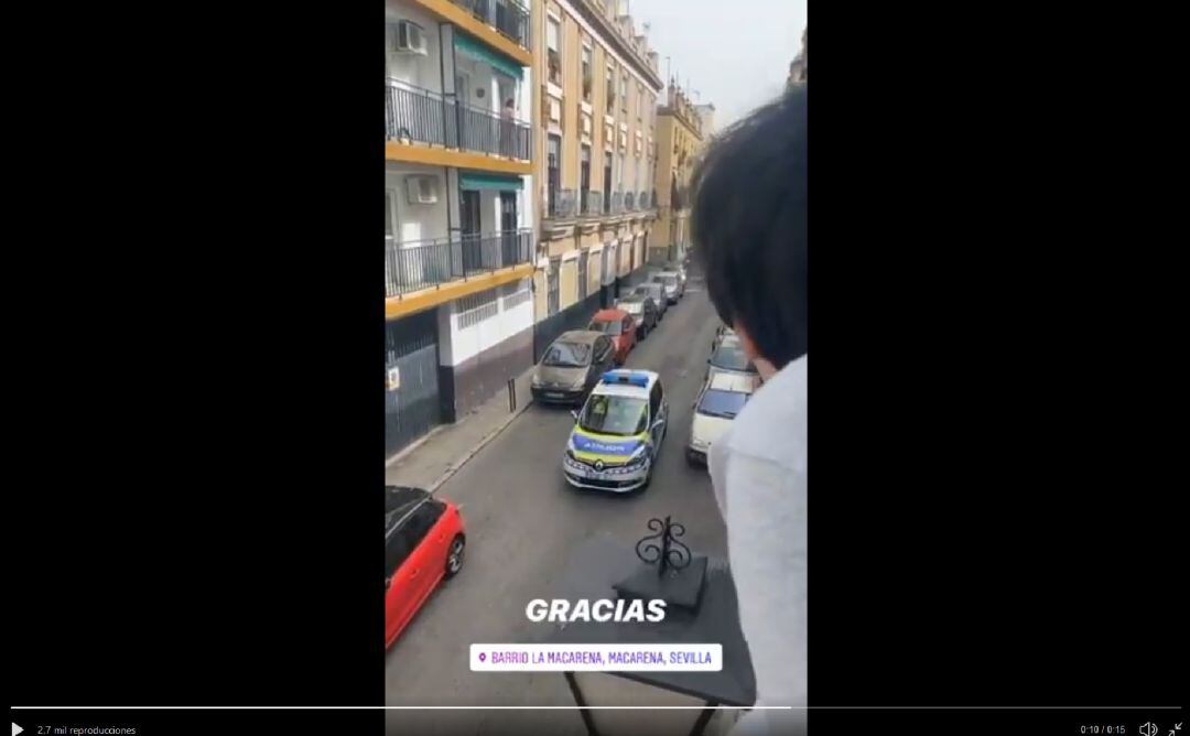 Vecinos de la calle Bécquer se asoman a sus balcones al paso del patrullero de la policía local