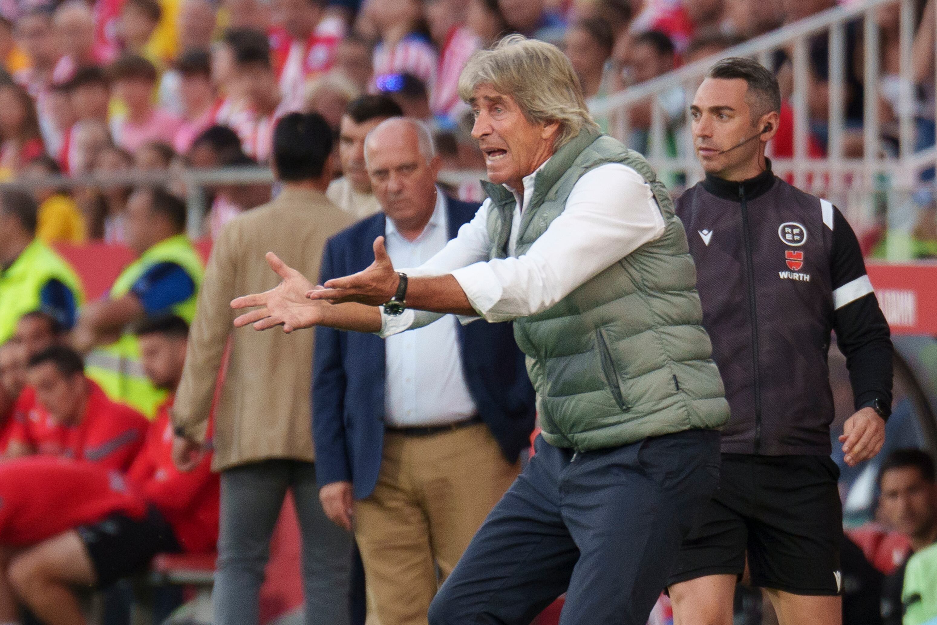 GIRONA, 28/05/2023.- El técnico del Real Betis, el chileno Manuel Pellegrini, durante el encuentro correspondiente a la jornada 37 de Primera División que disputan hoy domingo frente al Betis en el estadio de Montilivi, en Girona. EFE/ David Borrat
