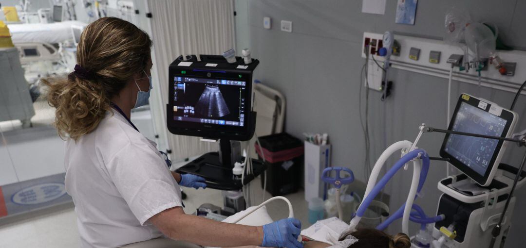 Una enfermera realiza una ecografía a una paciente en la UCI del Hospital Enfermera Isabel Zendal