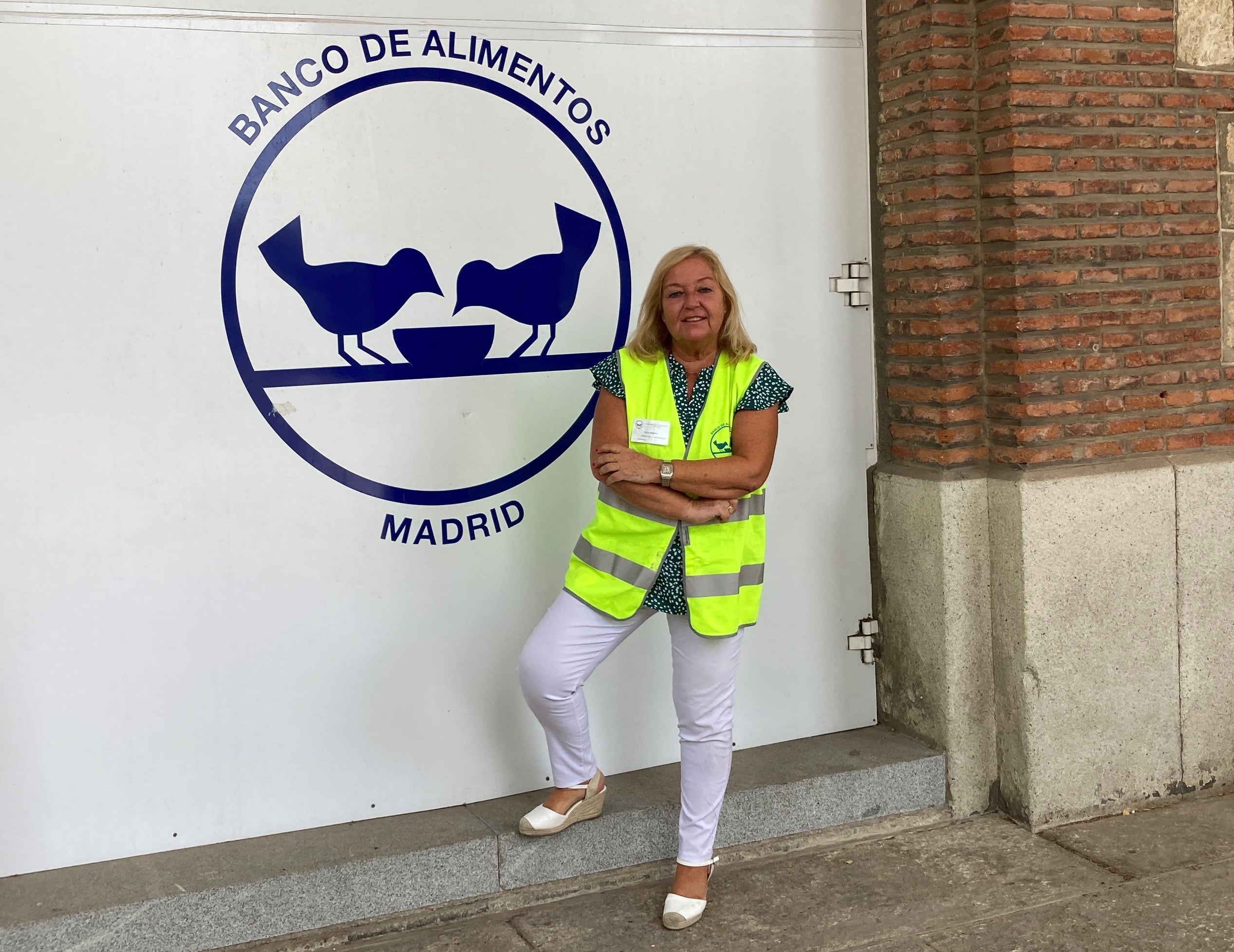 Mila Benito a las puertas del Banco de Alimentos de Madrid