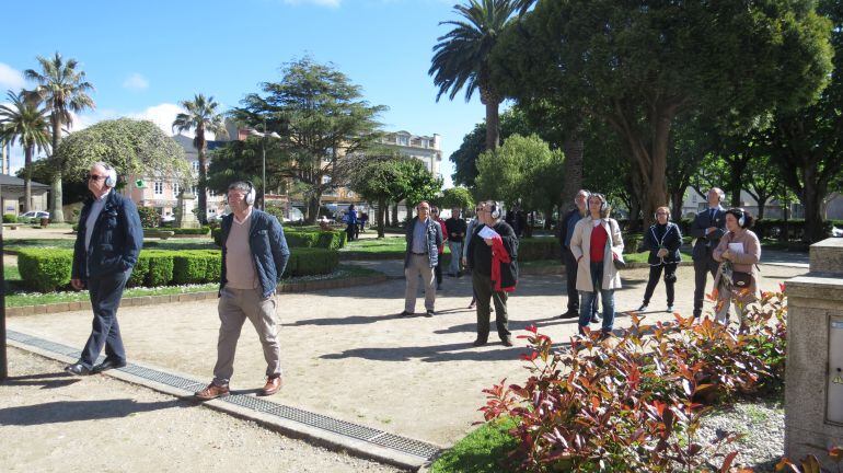 Representantes institucionales y hosteleros en la presentación de las audioguías en Ribadeo.