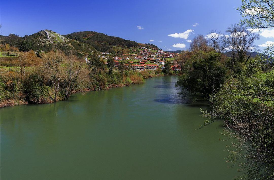 Vista de San Román de Candamo, con el río Nalón en primer término