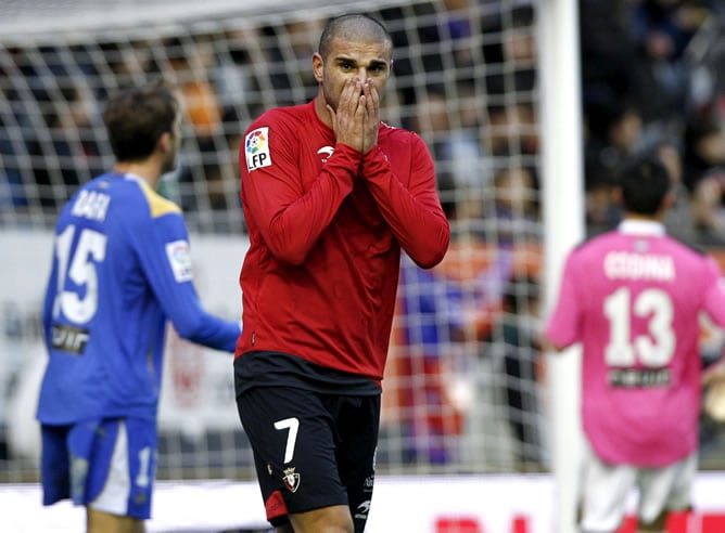 El delantero del Osasuna Carlos Aranda (c) se lamenta tras fallar una ocasión de gol durante el partido