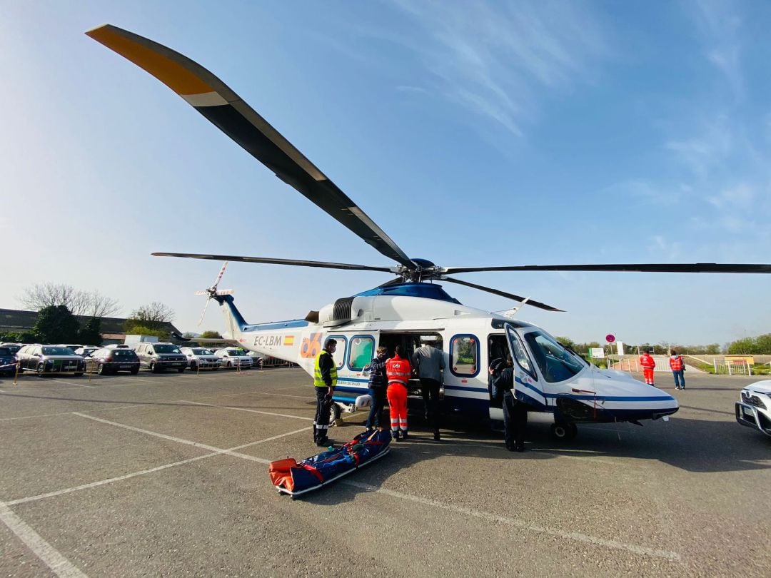 El nuevo helicóptero del 061, durante su presentación en el Hospital Reina Sofía de Córdoba