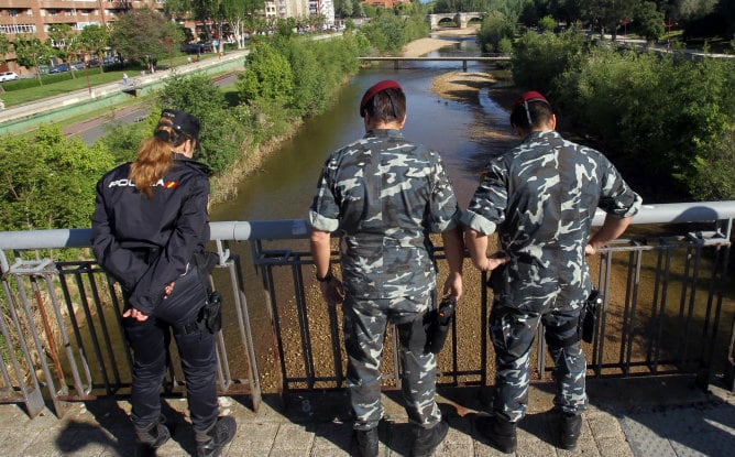 La Policía Nacional busca el arma de fuego que acabó con la vida de la presidenta de la Diputación de León, Isabel Carrasco, en el cauce del río Bernesga, a donde sospecha que la arrojó la autora de los disparos