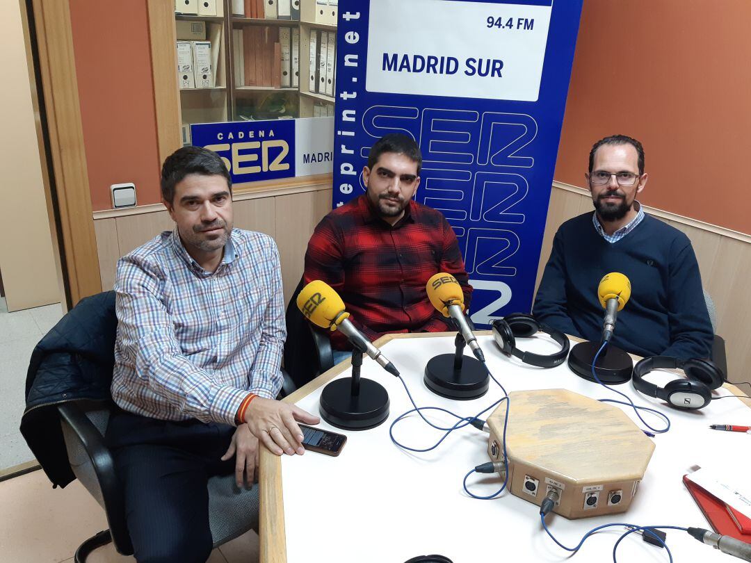 De izquierda a derecha, David Conde, portavoz del PP, Santiago Fernández, portavoz de Ganemos, y Juan Pablo Villar Responsable de Transparencia y Buen Gobierno de Proyecto TUD.