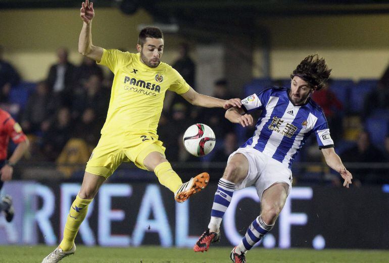 El centrocampista del Villarreal Bruno Soriano (i) lucha el balón con Esteban Granero, de la Real Sociedad, en el partido de ida de los octavos de final de la Copa del Rey 