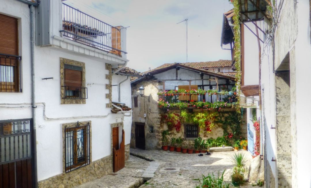 Una de las calles de Candelario. PINCHA SOBRE LA FOTO PARA VOTAR.
