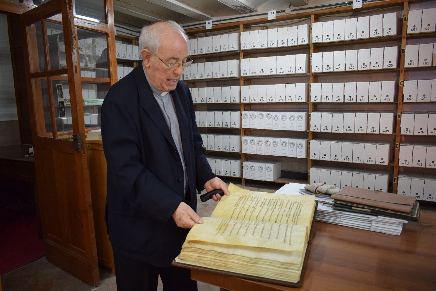 A sus 88 años, Cirilo Ortín sigue siendo el archivero de la Diócesis de Tarazona