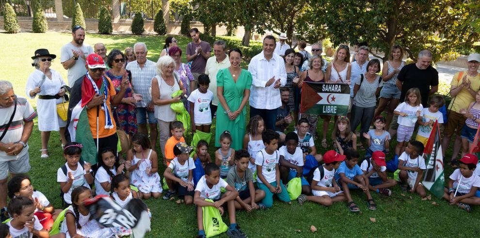 Visita de los niños saharauis acogidos en Aragón y sus familias al edificio Pignatelli