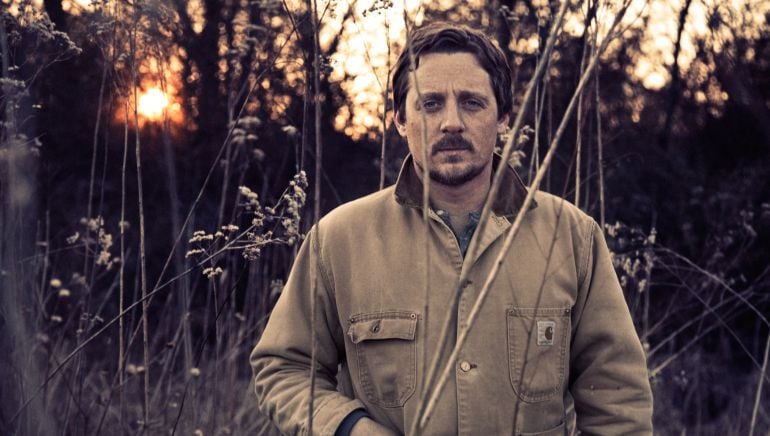 Sturgill Simpson en una fotografía promocional