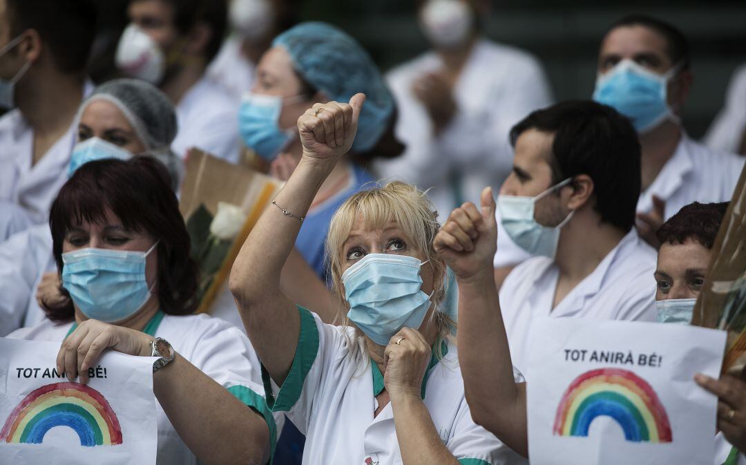 Una sanitaria agradece el apoyo durante el aplauso sanitario.