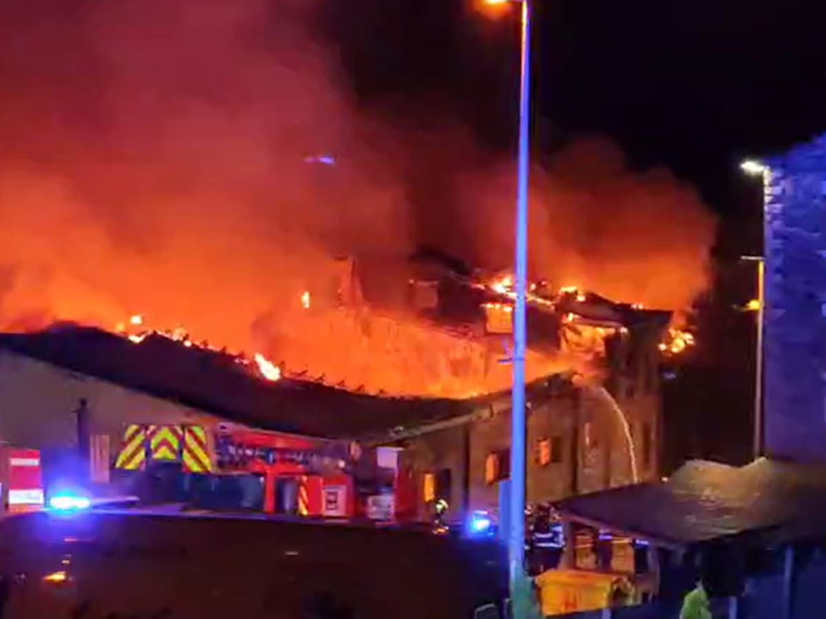 Controlat però no totalment extingit l'incendi a l'antiga fàbrica d'Aigües d'Arinsal