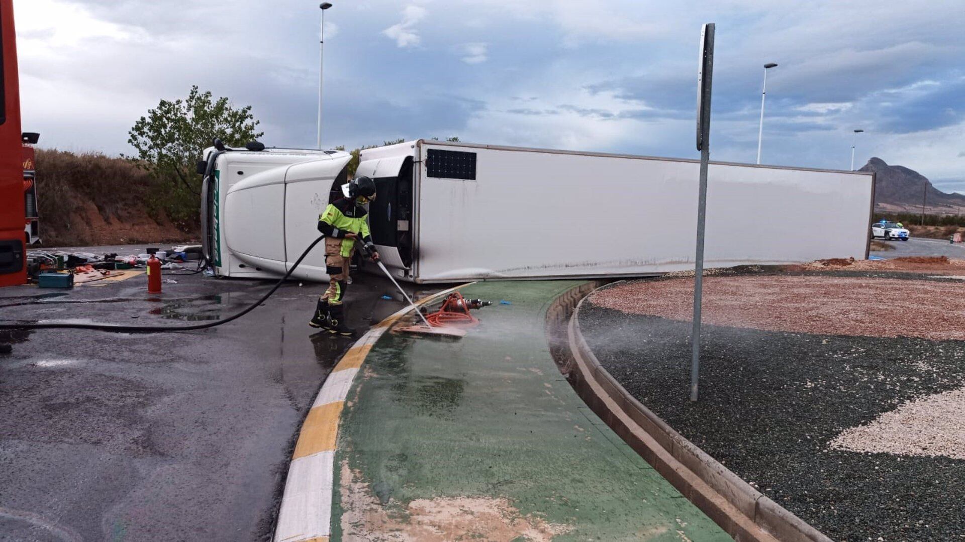 09/11/2022 Camión volcado en una rotonda de la RM-714.

El conductor de un camión ha resultado herido este miércoles tras volcar en una rotonda del kilómetro 2 de la carretera RM-714 (Jumilla-Venta del Olivo), en el término municipal de Jumilla (Murcia), según han informado fuentes del Centro de Coordinación de Emergencias.

ESPAÑA EUROPA MURCIA SOCIEDAD
CEIS RM
