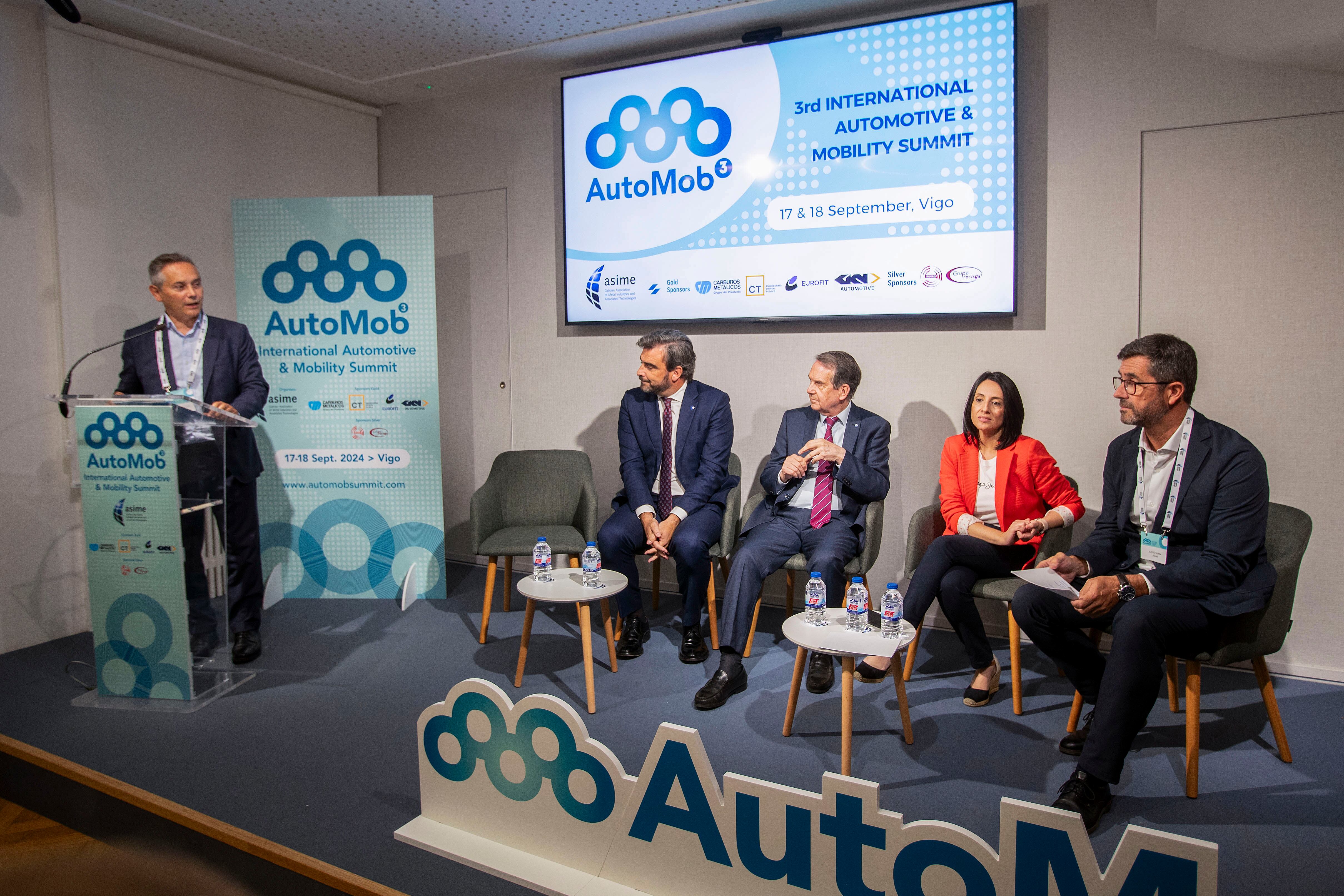 VIGO, 18/09/2024.- El conselleiro de presidencia de la Xunta, Diego Calvo (2i), la secretaria de Estado de Industria, Rebeca Torró, el alcalde de Vigo, Abel Caballero (c), el presidente de Asime Justo Sierra (d) y el director de Asime Enrique Mallón (i) durante la clausura de la tercera edición del AutoMob Summit que ha reunido a  un centenar de agentes clave de la industria de la automoción y de la movilidad (aeronáutica, ferroviaria, marítima y nuevos medios) a nivel internacional con la organización de la patronal del metal Asime. EFE / Salvador Sas
