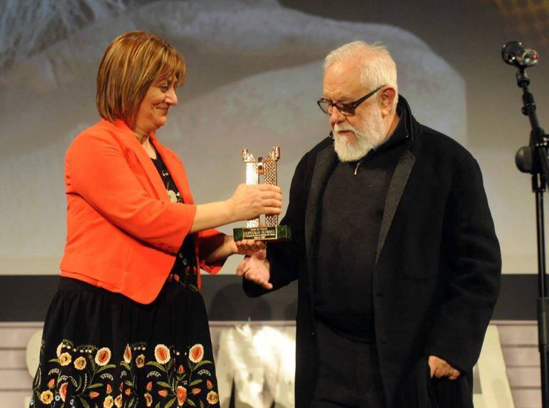 Gonzalo Suárez recibe el Roel de Honor de manos de la alcaldesa de Medina, Teresa López