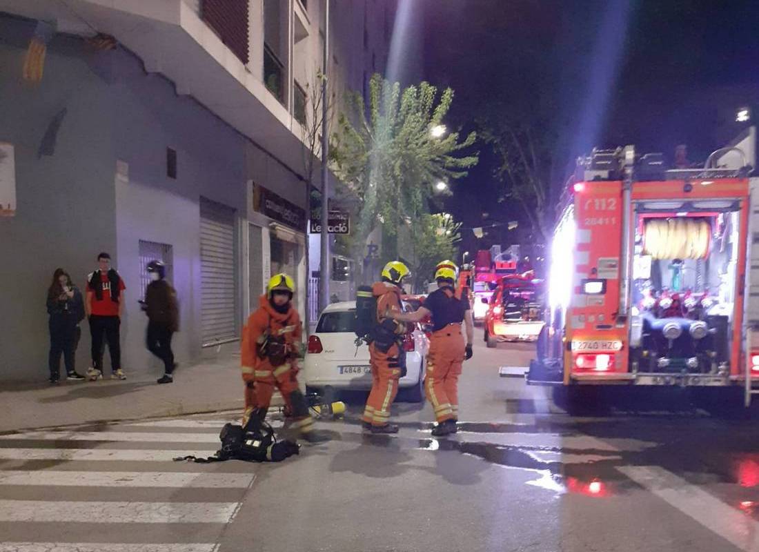 Bomberos en el incendio en un restaurante en Gandia