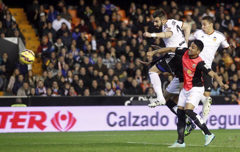 GRA250. VALENCIA, 17/01/2015.- El delantero del Valencia Álvaro Negredo (i) remata para marcar el tercer gol al Almería, durante el partido de la decimonovena jornada de Liga disputado esta tarde en el estadio de Mestalla. EFE/Kai Försterling