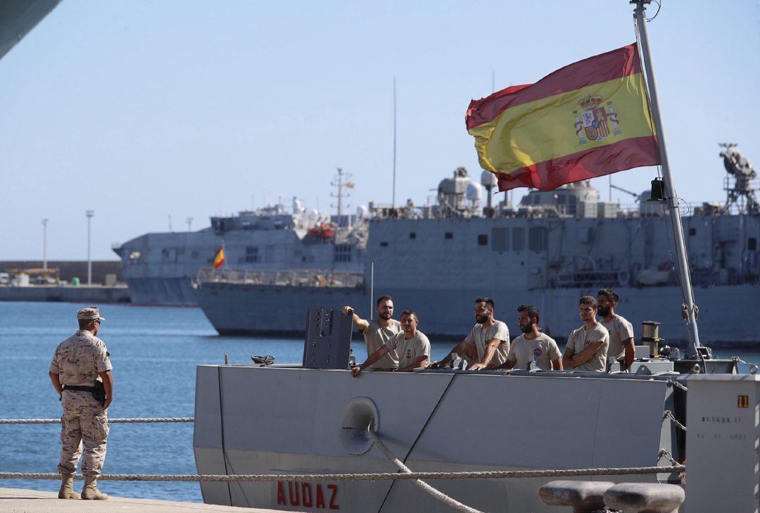 La tripulación ultima los preparativos en el buque de la Armada española Audaz antes de partir hacia Lampedusa