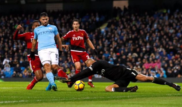 Agüero intenta rematar un balón en el partido contra el Watford