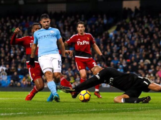 Agüero intenta rematar un balón en el partido contra el Watford