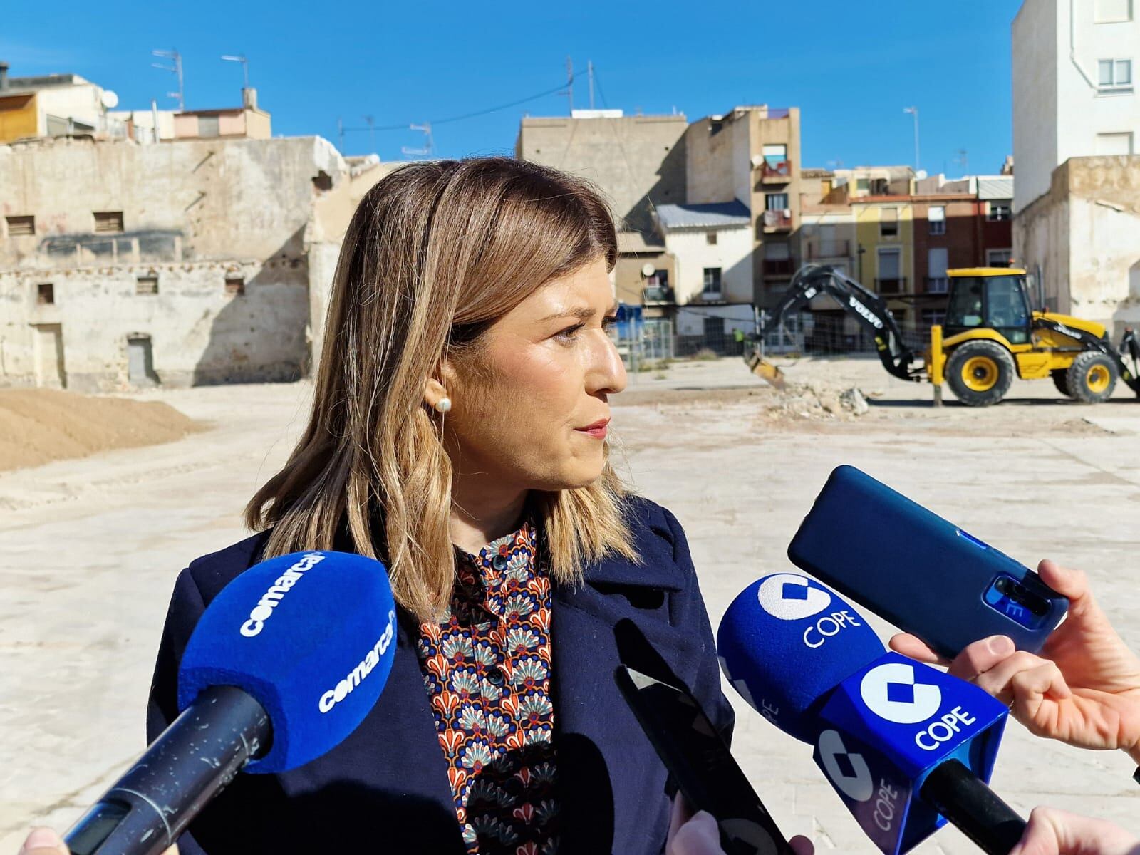 La edil de Fomento, Rosa María Medina, supervisando las obras, este martes.