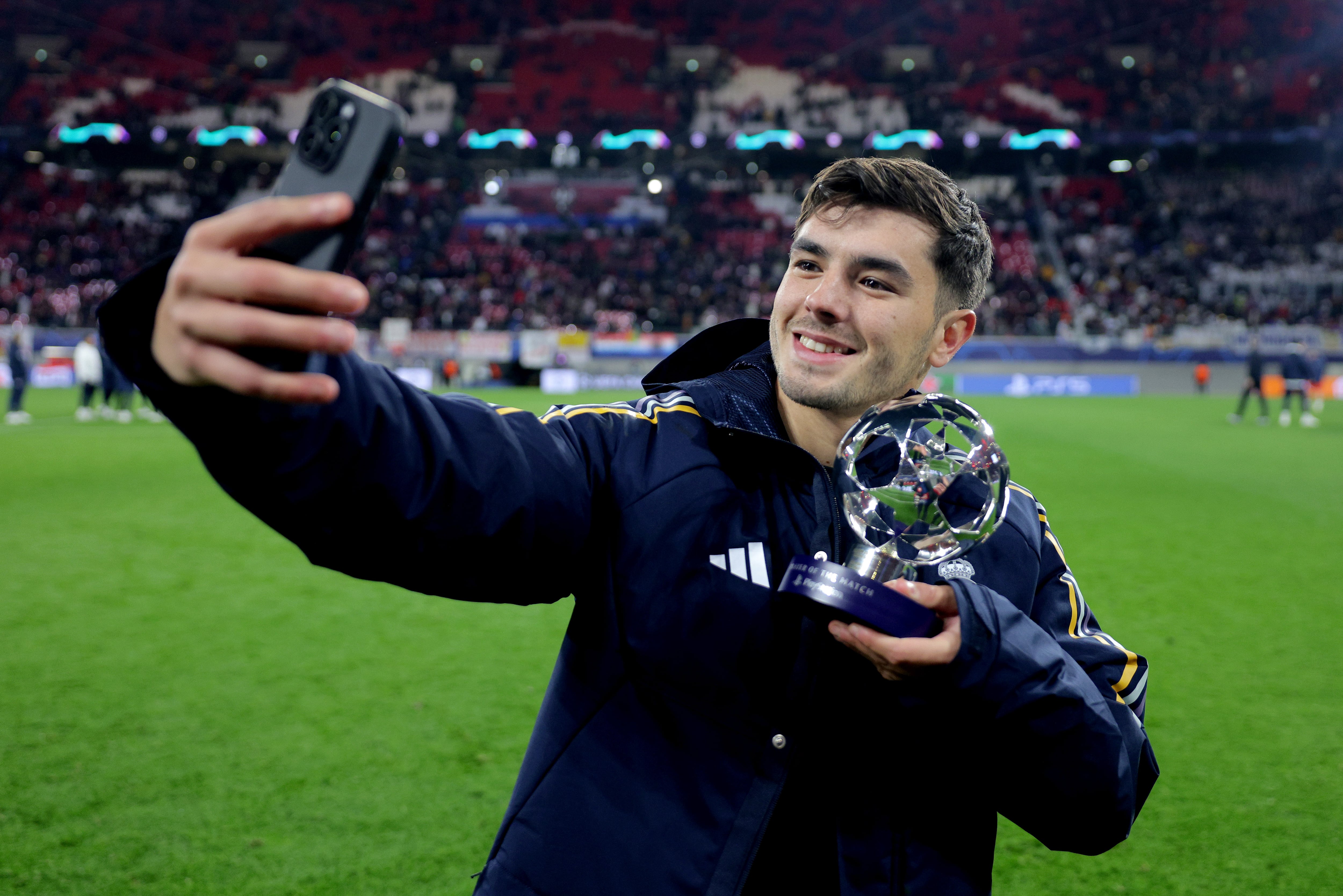 Brahim Diaz, con el trofeo de MVP tras el partido de Champions en Leipzig. (Photo by Maja Hitij - UEFA/UEFA via Getty Images)