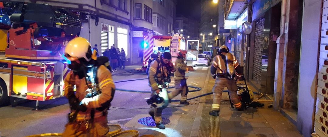 Bomberos actuando en el lugar dle incendio
