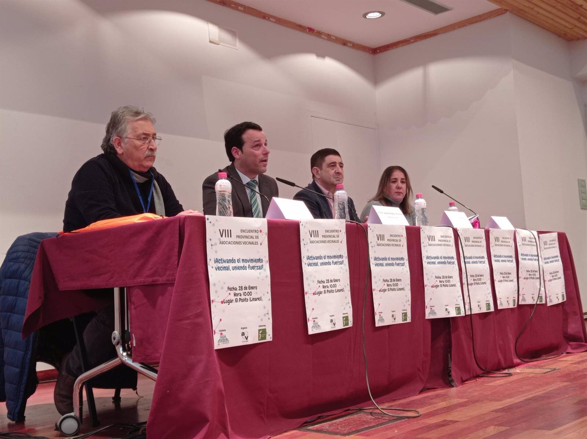 El presidente de la Diputación Provincial de Jaén, Francisco Reyes (tercero por la izquierda), durante la inauguración del VIII Encuentro Provincial de Asociaciones Vecinales de Linares