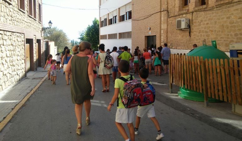 Los niños, acompañados de su familiares a las puerta de un colegio