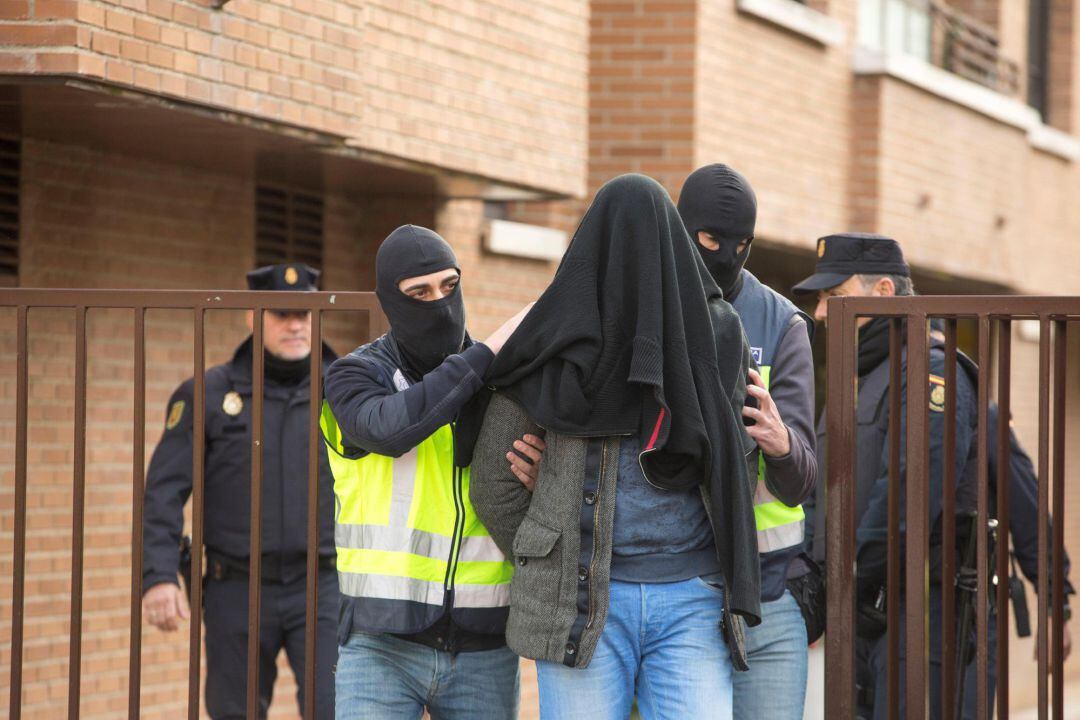 La Policía Nacional ha detenido en Vitoria a un presunto yihadista por pertenencia a organización terrorista y captación. Se trata de un hombre de 36 años de nacionalidad argelina y que ha sido arrestado por agentes de la Comisaría General de Información 