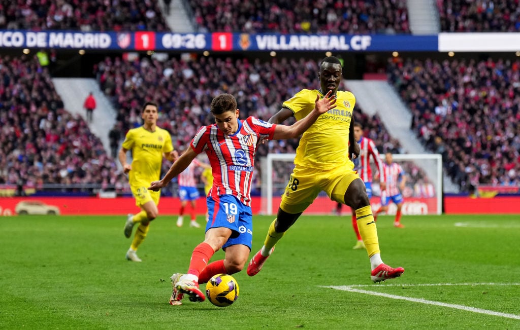 Julián Álvarez y Pape Gueye en el partido de LaLiga EA Sports entre el Atlético de Madrid y el Villarreal CF.