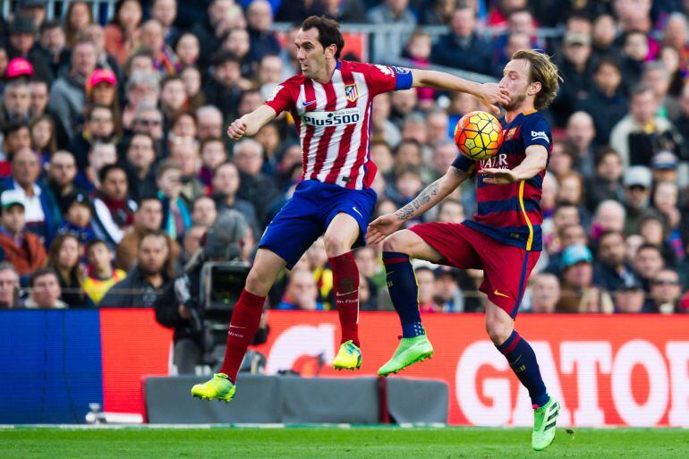 Diego Godín e Ivan Rakitic, durante el Barcelona - Atlético (2-1).