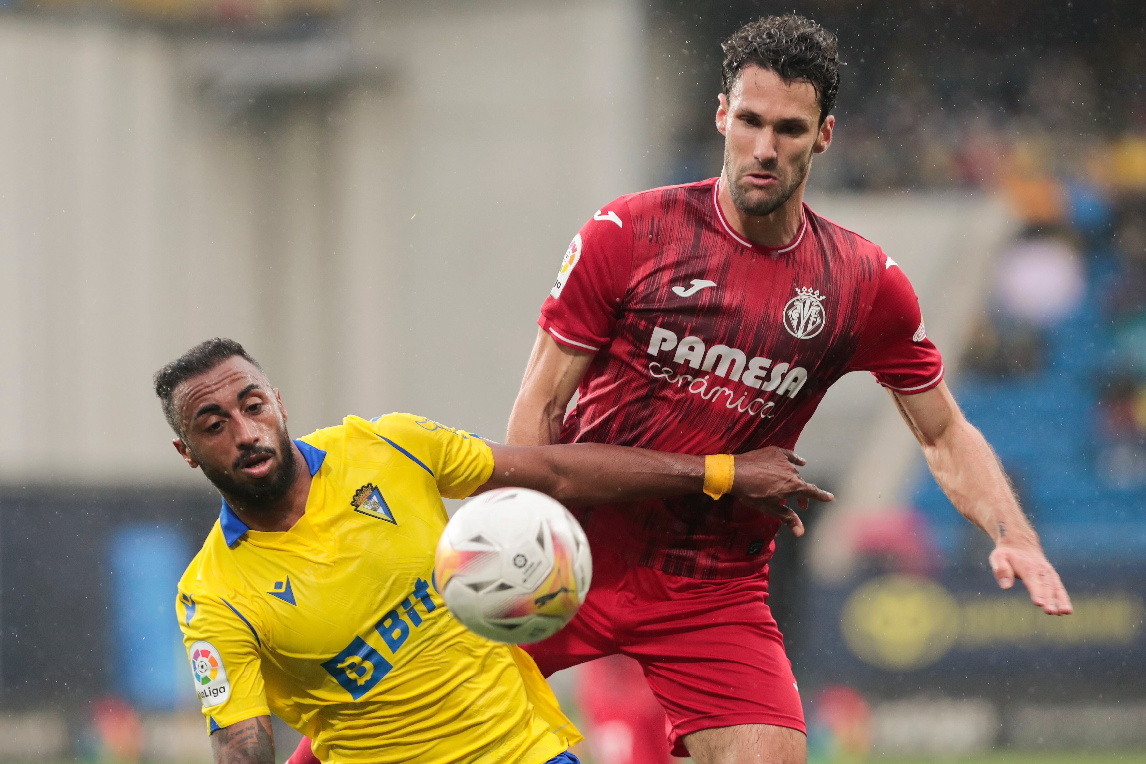 CÁDIZ, 20/03/2022.- El centrocampista del Villarreal CF, Alfonso Pedraza (d), lucha por el balón con el defensa hispano-ecuatoguineano del Cádiz CF, Carlos Akapo (i), durante el partido de Liga que enfrenta al Cádiz CF y el Villareal CF este domingo en el Estadio Nuevo Mirandilla. EFE/Román Ríos.
