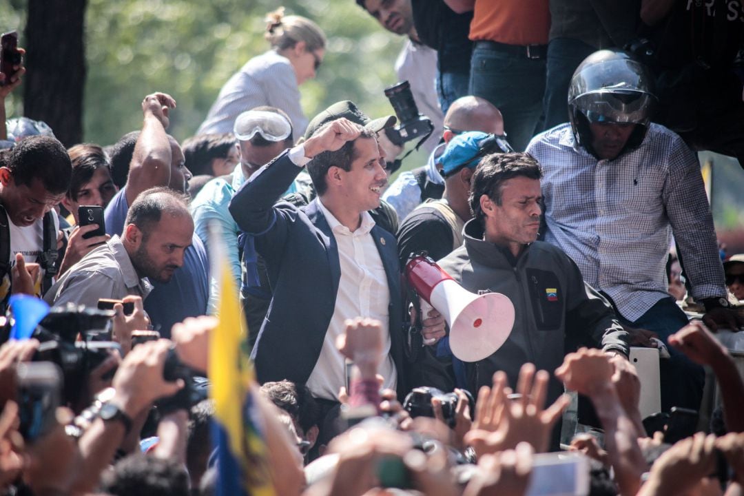 Juan Guaidó y Leopoldo López se dirigen a los manifestantes. 