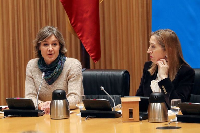 La ministra de Agricultura y Pesca, Alimentación y Medio Ambiente, Isabel García Tejerina (i), junto con la Presidenta del Congreso de los diputados, Ana Pastor (d)