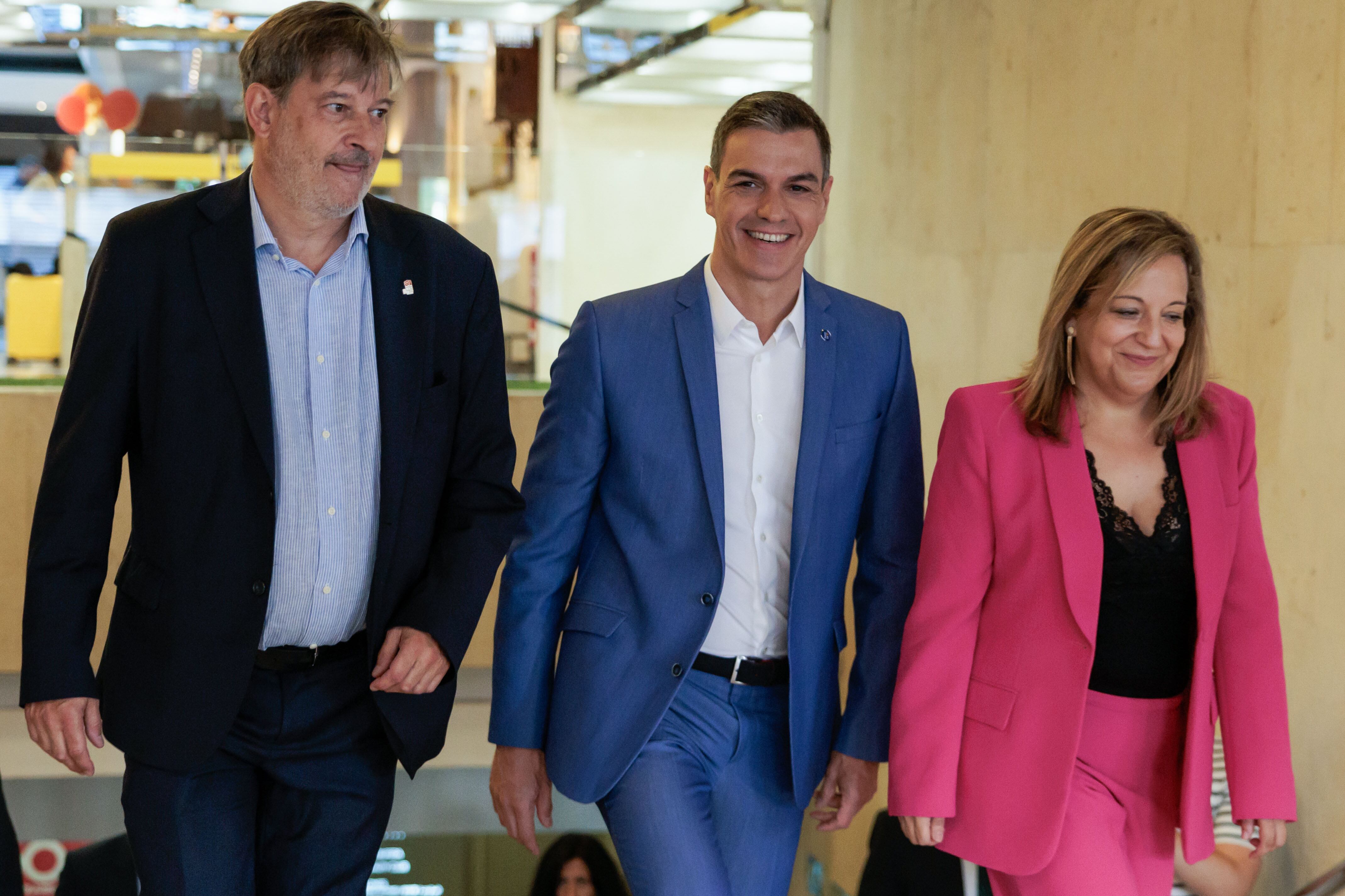 El presidente del Gobierno en funciones, Pedro Sánchez, y la portavoz de socialistas en parlamento europeo, Iratxe García, a su llegada a la clausura las Jornadas del Grupo S&D en Madrid.