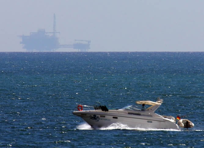 Imagen de la plataforma de inyección del proyecto Castor, que ha supuesto la creación de un almacén de gas submarino, vista desde la playa del Ciment de Alcanar (Tarragona)