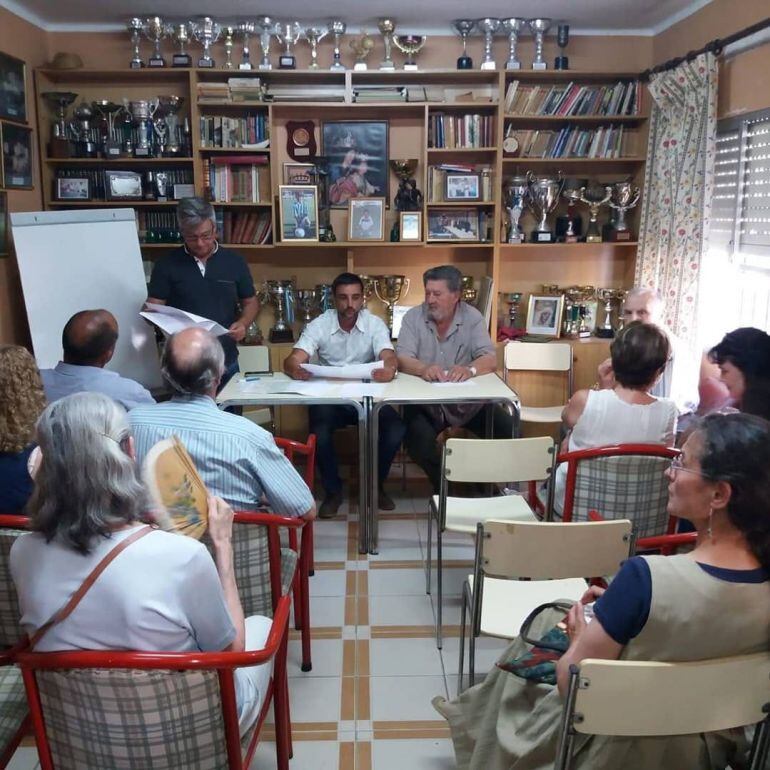 José Antonio Díaz durante la reunión con vecinos de Icovesa